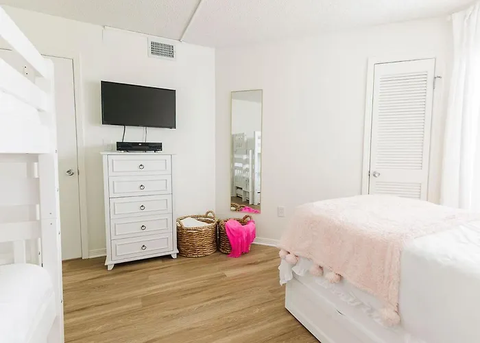 Apartment Newly Renovated Oceanfront Family Fun 2b 2b